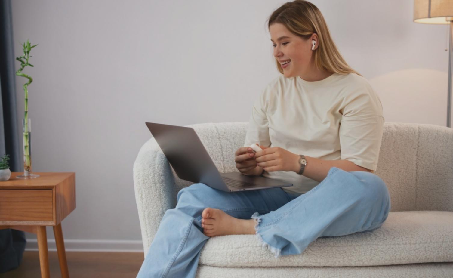 Persona analizando gráficos financieros en una tablet